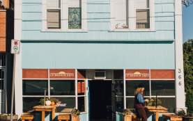 Le Brunch Cafe store front.
