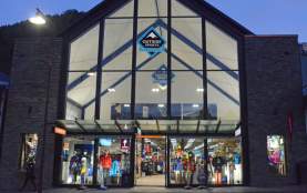 An outside view of Outside Sports at 9 Shotover Street, Queenstown