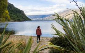 Women walking along Kingston Beach