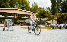 Person on bike at Kinross Wines