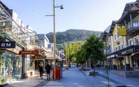 Photo looking through a street in QUeenstown CBD in sumer
