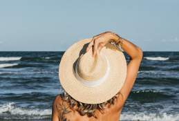 blog-style-currents-port-aransas-texas-lounge-on-beach-hat