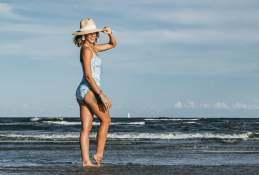 blog-style-currents-port-aransas-texas-kick-lounge-on-beach-swimsuit