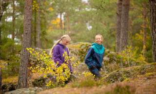To jenter på fottur  eller vandretur i skogen i ved Børtevann i Østfold.