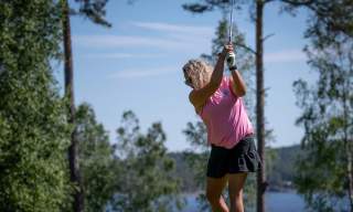 Kvinne som spiller golf i Sarpsborg. Foto.