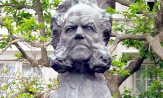 statue