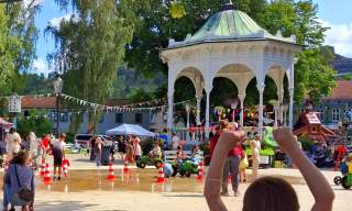 Barn som flyr drage i Busterudparken