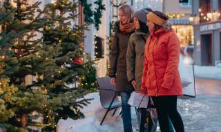 Julehandel i snøkledd gågate, Grimstad