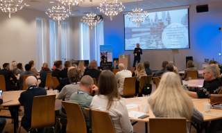 Mann holder foredrag