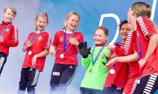 Fotballjenter som får premie på forballturnering.