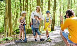 Familie på gåtur i Albyskogen en sommerdag i Moss