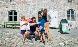 Familie på guidet tur på Fredriksten festning i Halden.