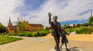 president obama statue with daughter in city of presidents inrapid city sd