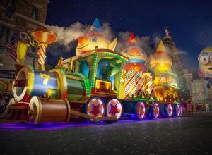 Holiday parade at Universal Orlando Resort 2021