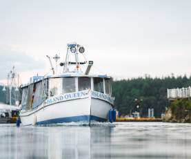 A boat coming into dock at the harbourfront