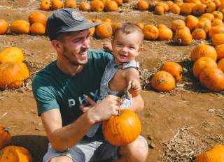 Dad-and-son-visiting-a-pumpkin-farm
