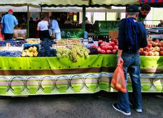 Man-purchasing-fresh-produce-at-local-farmers-market