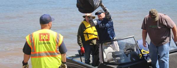 Volunteers at Lake Cleanup Day