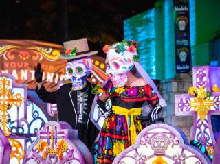 Costumed catrina and catrino at River Parade