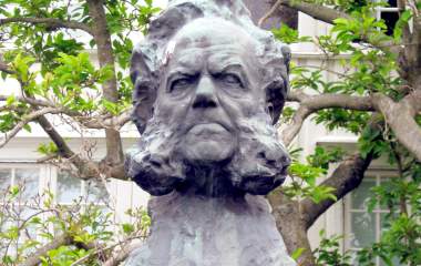statue