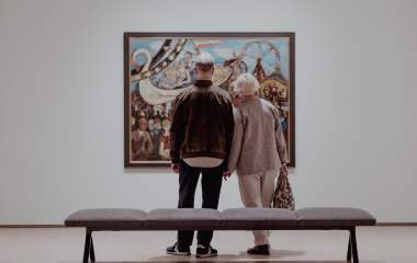 to mennesker foran kunstverk