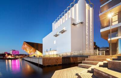 kunstsilo sett fra sjøsiden