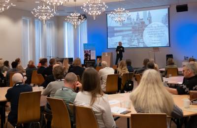 Mann holder foredrag