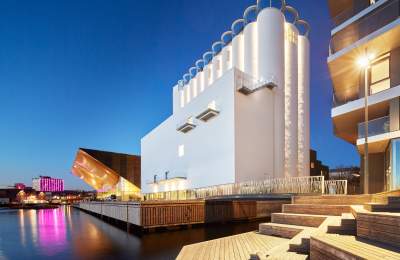 kunstsilo sett fra sjøsiden