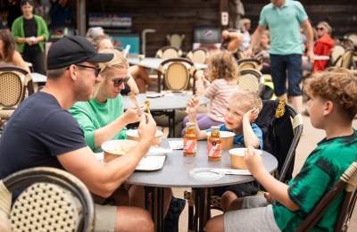 Familie spiser på restaurant vertshuset, Dyreparken