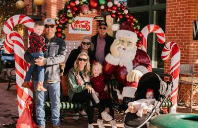 Christmas Capital of Texas family takes picture with Santa statue
