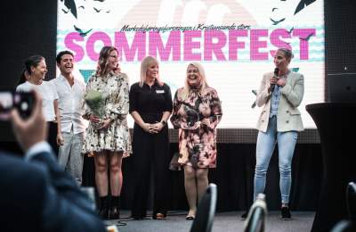 mennesker på scene som mottar pris