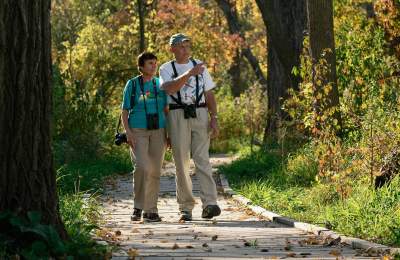 A stroll through Fontenelle Forest features a natural backdrop for couples