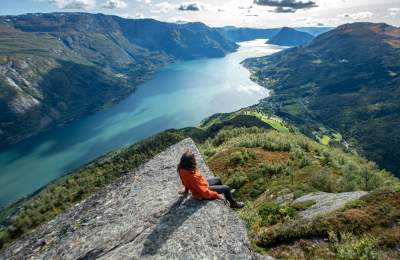 Hiking to Børesteinen in Luster