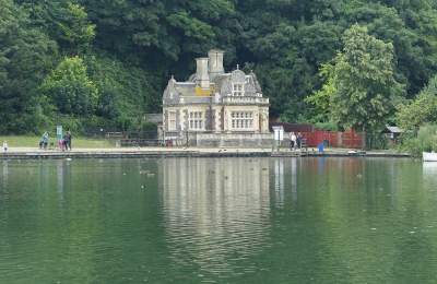 a view of swanbourne tearoom from across swanbourne lake in arundel