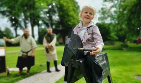Tiril Kristoffersen på besøk på Borgarsyssel Museum