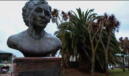 image shows the bust of Agatha Christie in Torquay