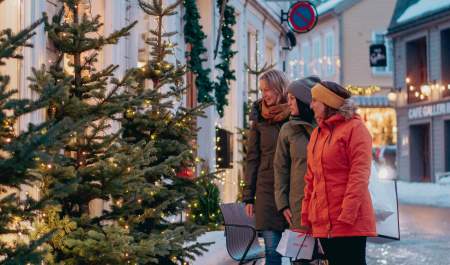 Three women looking at the Christmas shops in Grimstad