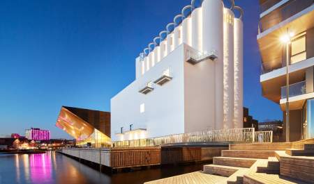 kunstsilo sett fra sjøsiden