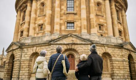 A group of people look at the outside of the historic Bodleian Library in Oxford