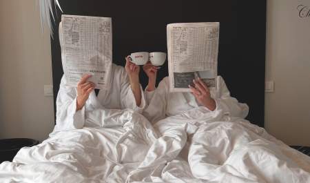 Par som leser avisen og drikker kaffe på Fredriksten Hotell