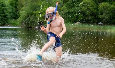 Gutt med dykkemaske som bader