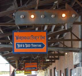 sign to antique shop