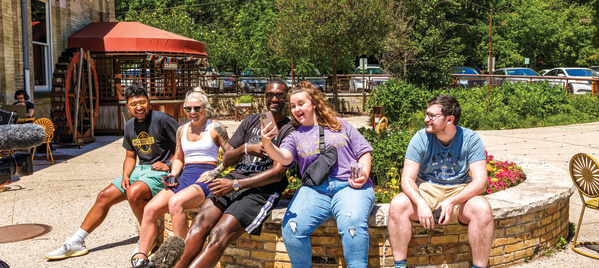 Bobby Portis taking a group photo with people at Colectivo