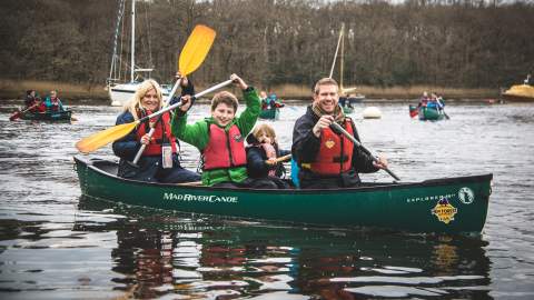 Family enjoying winter canoeing on beaulieu river with New Forest Activities