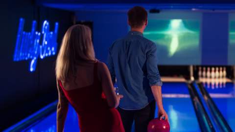 Et par som bowler på Lucky Bowl Halden