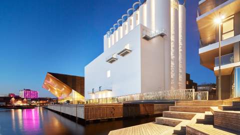 kunstsilo sett fra sjøsiden