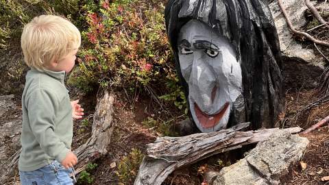 Et barn går Trollstien i Halden