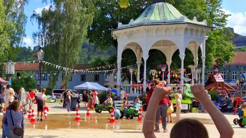Barn som flyr drage i Busterudparken