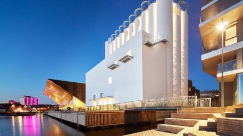 kunstsilo sett fra sjøsiden
