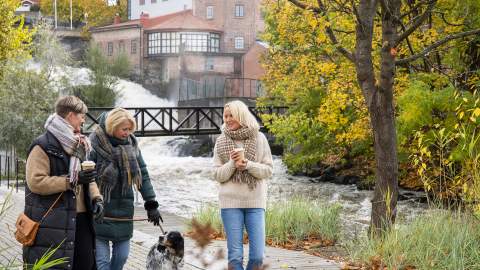Ladies on a walk on an autumn day at Verket in Moss